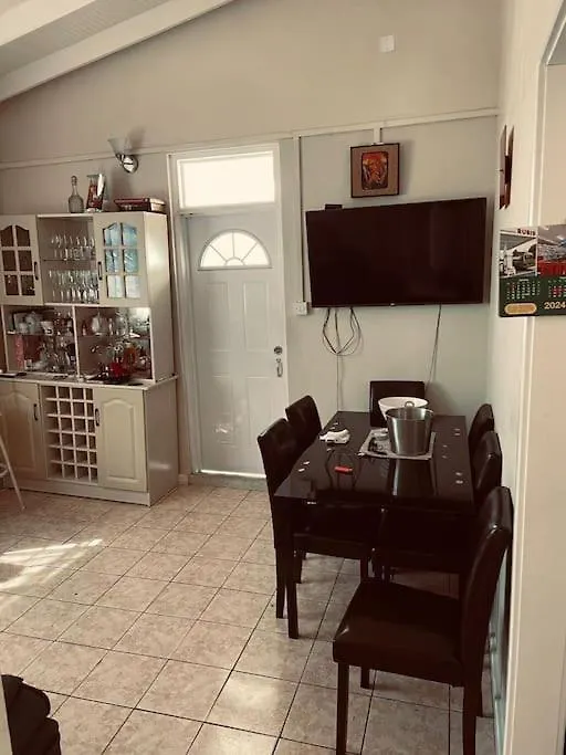 Shabbehs Inn Roseau Apartment